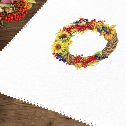 Zu 10515 Cross Stitch Kit - pöytäliinaa syksyn seppelellä
