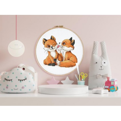 S 10803 Ristipistokuvio älypuhelimelle - Fox in Love