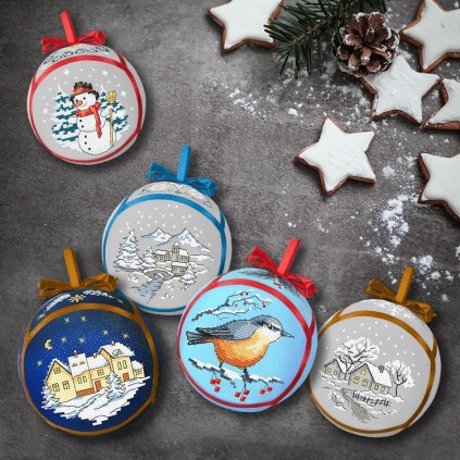 ZU 10287 Kit punto croce - Palla di Natale con capanne